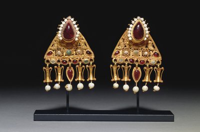 Et par øredobber, 2. - 3. århundre e.Kr. (gull, perler, granat og glass) av Roman Roman
