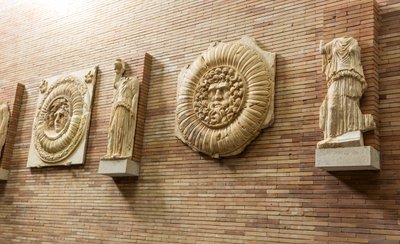 Plaketter på vegg i storsalen av Roman Roman