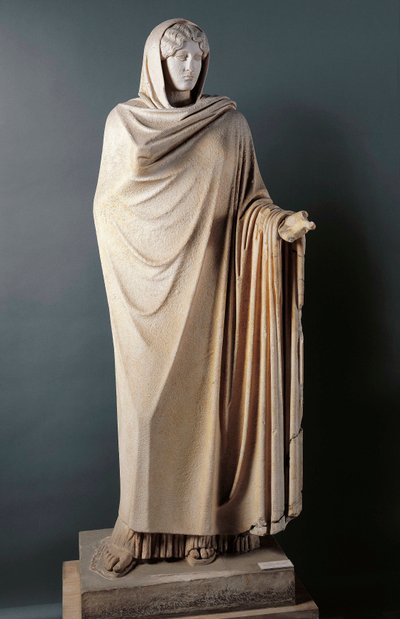Romersk kunst: "" Aphrodite Sosandra"" Marmorskulptur fra det 1. århundre etter en gresk original av Calamis (Kalamis) fra det 5. århundre f.Kr. Oppløste bær (Baia), Italia. Napoli, Nasjonalt arkeologisk museum av Roman Roman