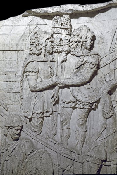 Romersk kunst: “” krigere som bærer den romerske ørnen (aquiliferes) ”” mold av 1862 som reproduserte bas-relieffene til søylen til Trajan (kolonne Trajane) (Colonna Traiana) i Roma bygget under regjeringen av Emperor Trajan (53-117) . Trajane-søylen til m av Roman Roman