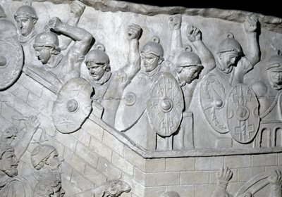 Romersk kunst: "" Romerske soldater til forsvar av en høyborg"" Form fra 1862 som gjengir basrelieffene av søylen til Trajan (søylen Trajane) (Colonna Traiana) i Roma bygget under keiser Trajans regjeringstid (53-117). Trajane-søylen til minne om vi av Roman Roman