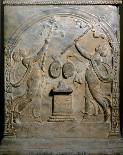 Romersk kunst: begravelsesalter som representerer to dansende menader. Lav lindring. Roma, Museo Nazionale Romano av Roman Roman