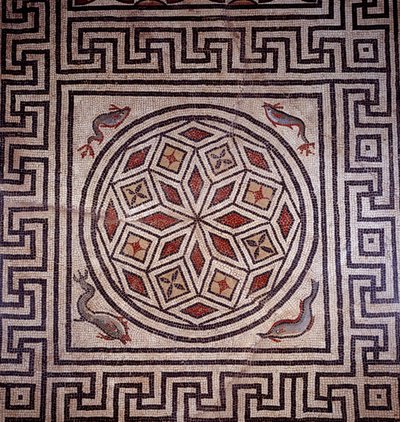 Romersk kunst: mosaikkdekorert av delfiner. Nimes, arkeologisk museum. av Roman Roman