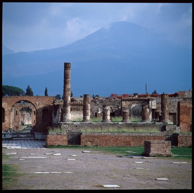 Romersk kunst: utsikt over forumet, det arkeologiske stedet Pompei (1. århundre f.Kr.-1. århundre e.Kr.) Italia (romersk kunst: utsikt over forumet Pompeii av Roman Roman