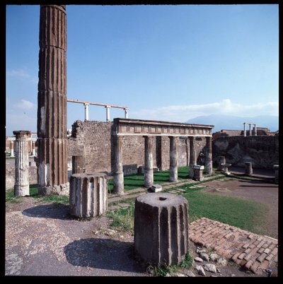 Romersk kunst: Utsikt over Apollo-tempelet på det arkeologiske området Pompeii (4. århundre f.Kr.-2. århundre f.Kr.) Italia av Roman Roman