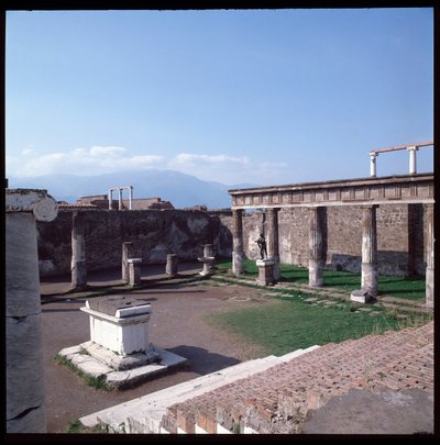 Romersk kunst: Utsikt over Apollo-tempelet på det arkeologiske området Pompeii (4. århundre f.Kr.-2. århundre f.Kr.) Italia av Roman Roman
