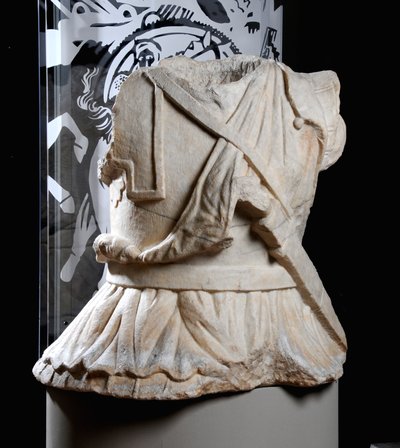 Skulptert torso av en kavalerist (marmor) (se også 371176) av Roman Roman
