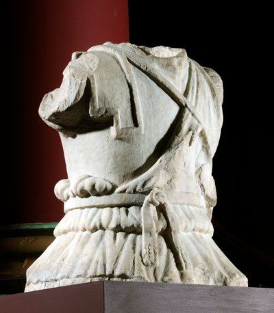 Skulptert overkropp av en kavalerist (marmor) (se også 371178) av Roman Roman