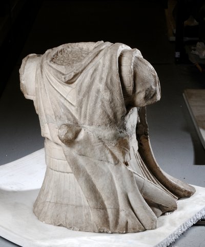 Skulptert overkropp av en kavalerist med tung slitt kappe (marmor) av Roman Roman