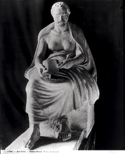Sittende filosof, hodet antatt å være Demosthenes (384-322 f.Kr.) (lagt til senere) fra villa Montalto-Negroni (marmor) (s/hvitt foto) av Roman Roman
