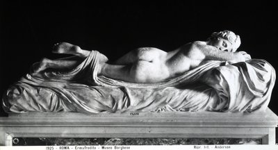 Sovende hermafroditt (marmor) (s/hvitt bilde) av Roman Roman