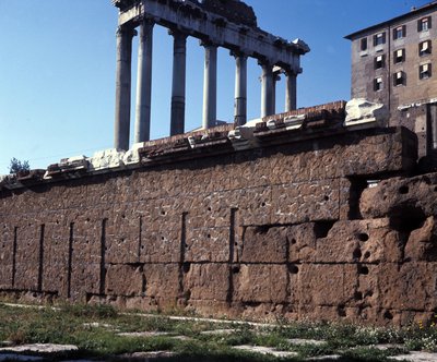 Rostres på Forum Romanum. Roma av Roman Roman