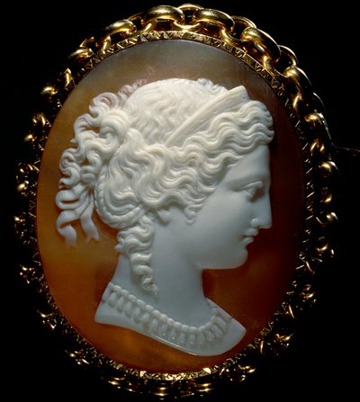 Portrett av en kvinnelig profil; cameo på sardoni, satt i gull av Roman School