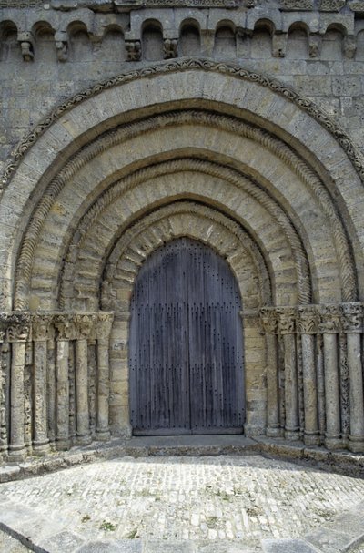 Kirke fra 1100-tallet med en pen Poitevine-fasade (romansk stil). Chaize-Giraud i Vendée (85). av Romanesque