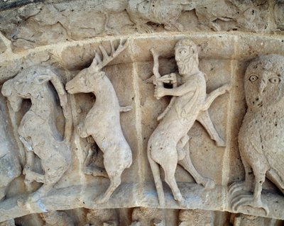 En skytter. Detalj av skulpturer av sørportalen av Romanesque