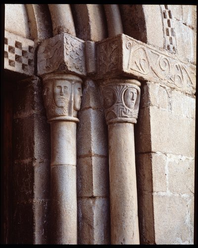 Kirkens hovedsteder av Romanesque