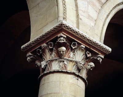 Utskåret hovedstad av Romanesque