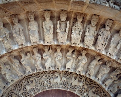 Detalj av skulpturer av sørportalen av Romanesque