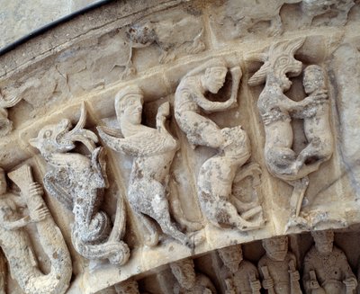 Detalj av skulpturer av sørportalen av Romanesque