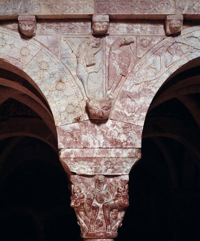 Detalj av symboler til evangelistene John og Marc, skåret på tribunen til Priory av Romanesque