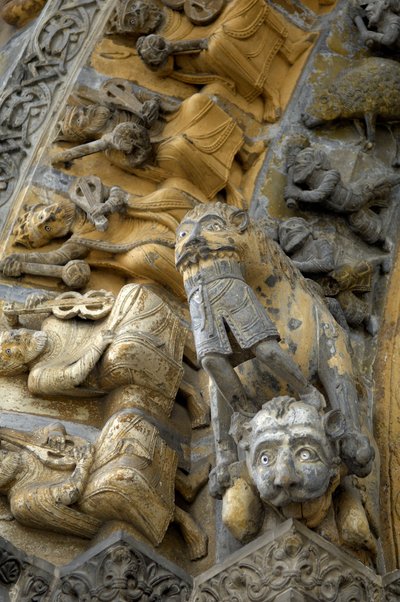 Detalj av det utskårne hvelvet på fasaden til katedralen Saint Marie, Oloron Sainte Marie (Atlantiske Pyreneene) av Romanesque