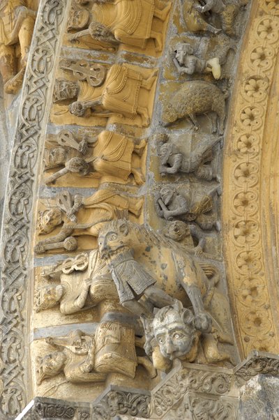 Detalj av det utskårne hvelvet på fasaden til katedralen Saint Marie, Oloron Sainte Marie (Atlantiske Pyreneene) av Romanesque