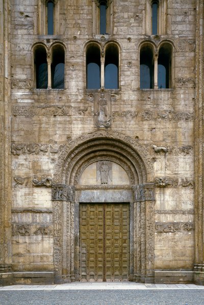 Detalj av fasaden med portalen til basilikaen av Romanesque