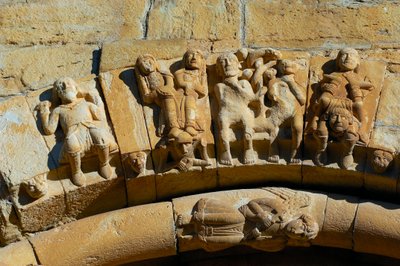 Fasade til kirken Saint Maria de Covet, Isona, Spania, detalj av Romanesque