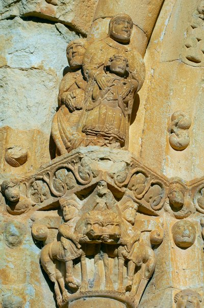 Fasade til kirken Saint Maria de Covet, Isona, Spania, detalj av en hovedstad av Romanesque