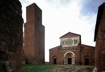 Fasade og tårn til kirken St Peter (san Pietro), bygget rundt 1250 og restaurert i 1870, Tuscania, Italia av Romanesque