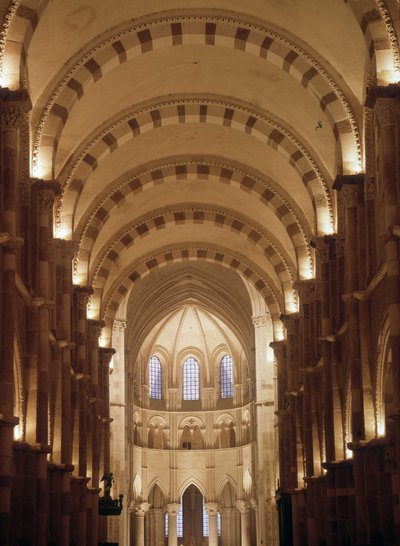 Interiøret i katedralen i Vezelay av Romanesque