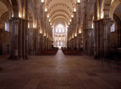 Interiør i Cathedrale de Vezelay (89): Skibet. av Romanesque
