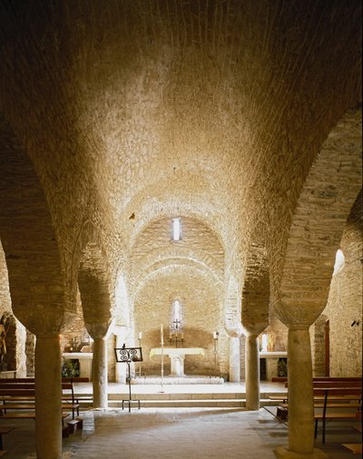 Innvendig utsikt over klosteret av Romanesque