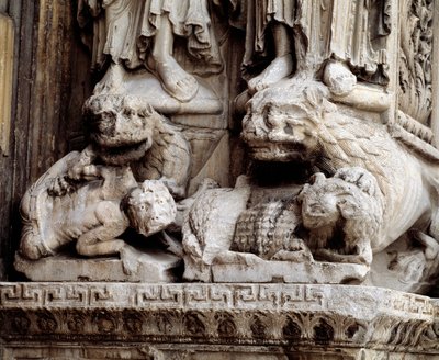 monstre. Utskåret støtte av en søyle av Romanesque