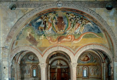 Representasjon av apokalypsen: englene gjennomborer med sine piler monsteret med syv hoder av Romanesque