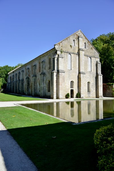 Romansk arkitektur: utvendig utsikt over smia til cistercienserklosteret Fontenay, Burgund, slutten av 1100-tallet (Abbey of Fontenay, Burgund, Frankrike: smia, slutten av 1100-tallet) av Romanesque