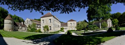 Romansk arkitektur: panoramautsikt over cistercienserklosteret Fontenay, Burgund av Romanesque