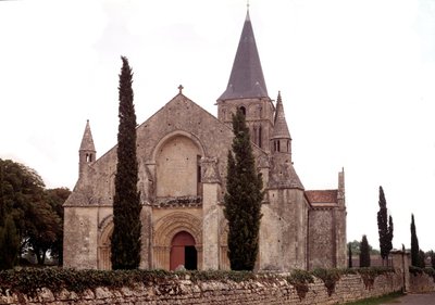 Romansk arkitektur: utsikt over kirken Aulnay av Romanesque