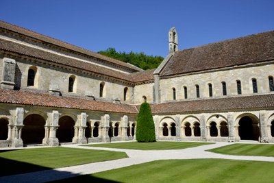 Romansk arkitektur: utsikt over klosteret og bygningene til cistercienserklosteret Fontenay, Burgund av Romanesque