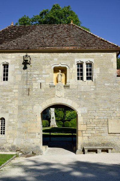 Romansk arkitektur: utsikt over inngangen til cistercienserklosteret Fontenay, Burgund av Romanesque