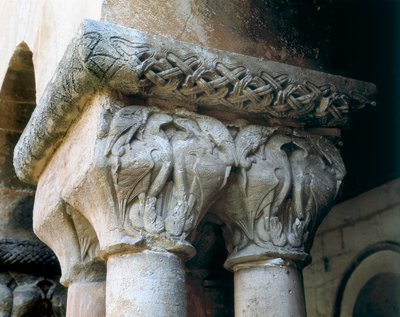 Romansk kunst: hovedsteder i klosteret dekorert med fugler. Arkitektur av Romanesque