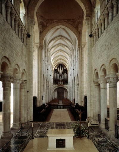 Romansk kunst: innvendig utsikt over basilikaen Saint Benoit sur Loire (Loiret) bygget mellom 1000- og 1200-tallet. av Romanesque