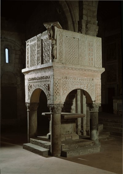 Romansk kunst: Prekestolen til kirken dekorert med marmor og relieffer, kirken St Maria maggiore (Toscana, Italia) av Romanesque