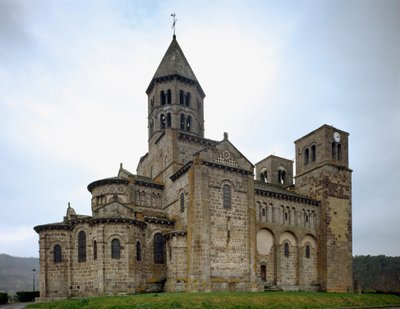 Romansk kunst: utsikt over kirken Saint-Nectaire (1100-tallet). av Romanesque