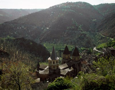 Romansk kunst: utsikt over kirken til Abbey Sainte Foy (Sainte-Foy) i Conques av Romanesque