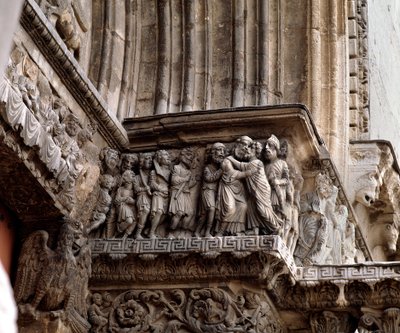 Judas kyss, portalens frise av Romanesque