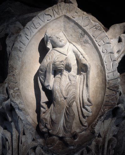 Toner av gregoriansk sang: den andre tonen, Hovedstaden i koret (skulptur av Romanesque