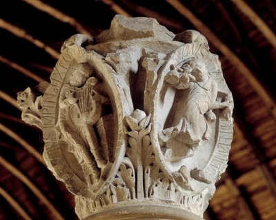 Toner av gregoriansk sang: den tredje (lidenskap og oppstandelse av Kristus) og Tintinrection of christ (til høyre), hovedstaden i koret (skulptur av Romanesque