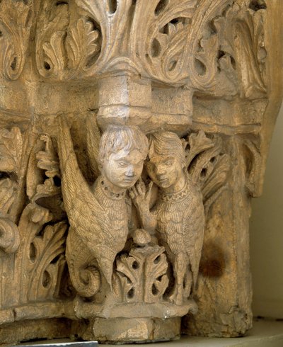 Toppen dekorerer sirener og fugler etter modell av kirken Saint Loup de Naud (Seine og Marne) 1170. Paris, Museum of Monuments engelsk av Romanesque