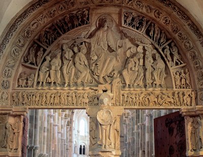 Tympanum i basilikaen i Vezelay som representerer Kristus i majestet (Jesus Kristus i herlighet er representert inne i en mandorla) 1100-tallet. Vézelay-basilikaen av Romanesque